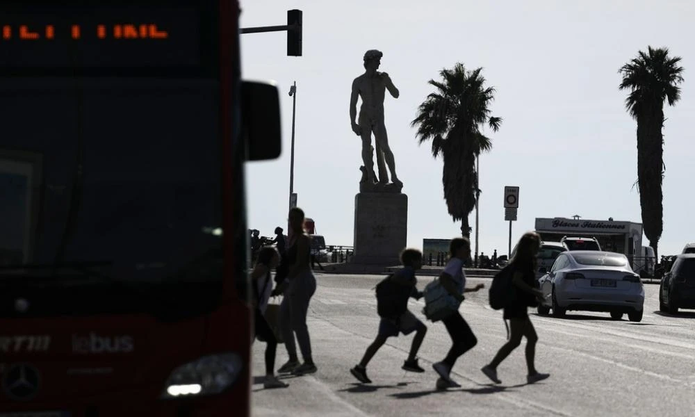 Γαλλία: Απαγόρευση της κυκλοφορίας για τους κάτω των 13 ετών